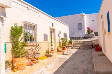 Cabo de Gata, Nijar, Endülüs 'ün doğal parkındaki Isleta del Moro sahilindeki beyaz evler. İspanya, Akdeniz