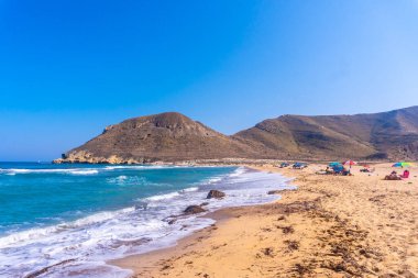 Cabo de Gata, Nijar, Endülüs 'teki doğal parktaki Playazo de Rodalquilar' ın güzel plajı. İspanya, Akdeniz