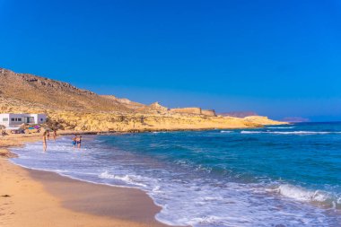 Cabo de Gata, Nijar, Endülüs 'teki doğal parktaki Playazo de Rodalquilar' ın güzel plajı. İspanya, Akdeniz