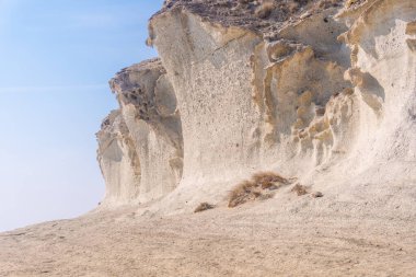 Cabo de Gata doğal parkındaki Cala de Enmedio 'daki dev beyaz kaya duvarları, Nijar, Endalucia. İspanya, Akdeniz