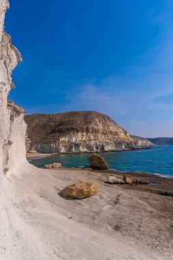 Cabo de Gata doğal parkındaki Cala de Enmedio 'daki beyaz kaya duvarlarını ziyaret etmek, Nijar, Endalucia. İspanya, Akdeniz