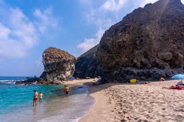 Cabo de Gata doğal parkındaki La Playa de los Muertos 'un göbeğindeki ünlü dev kaya, Nijar, Endülüs. İspanya