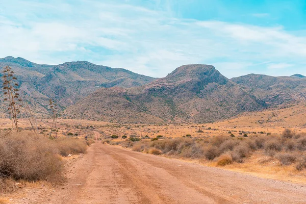 Cabo de Gata 'nın doğal parkında çöl yolu, Nijar, Endülüs. İspanya, Akdeniz