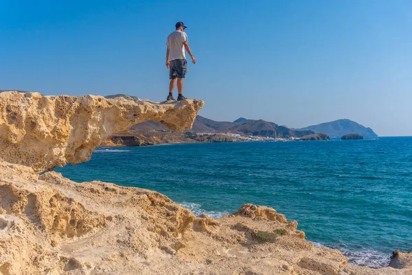 Ung Man Satt Uppe Klipporna Och Tittade Playa Los Escullos — Stockfoto