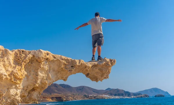 Skalách Seděl Mladý Muž Díval Playa Los Escullos Přírodním Parku — Stock fotografie