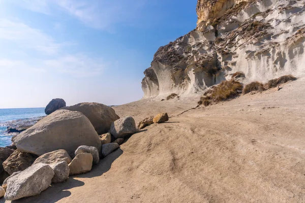 Ung Turist Besöker Gigantiska Vita Bergväggarna Vid Cala Enmedio Naturparken — Stockfoto