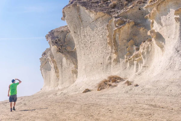 Ung Turist Besöker Gigantiska Vita Bergväggarna Vid Cala Enmedio Naturparken — Stockfoto