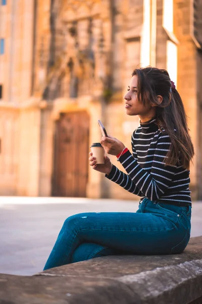 Estilo Vida Hermosa Morena Caucásica Enviando Mensaje Audio Con Teléfono — Foto de Stock