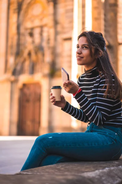 Estilo Vida Hermosa Morena Caucásica Enviando Mensaje Audio Con Teléfono — Foto de Stock