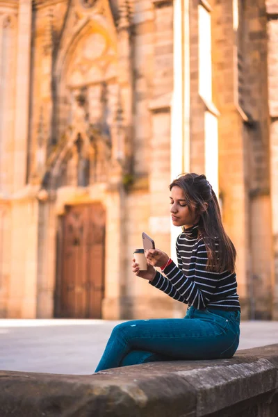 Stile Vita Bella Bruna Caucasica Che Invia Messaggio Audio Con — Foto Stock