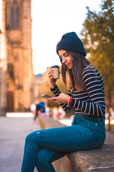 Estilo Vida Morena Caucásica Enviando Mensaje Con Teléfono Móvil Ciudad — Foto de Stock