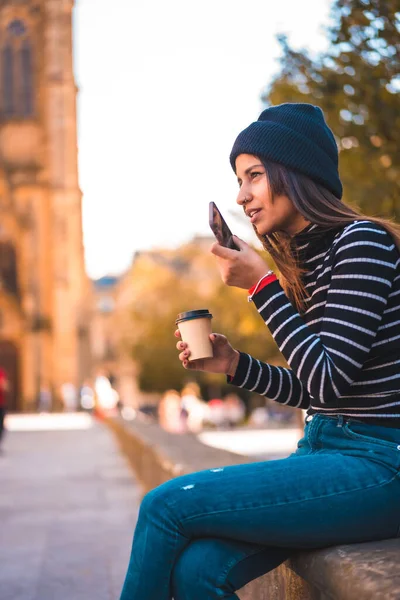 Estilo Vida Morena Caucásica Enviando Mensaje Audio Ciudad Relajarse Con — Foto de Stock