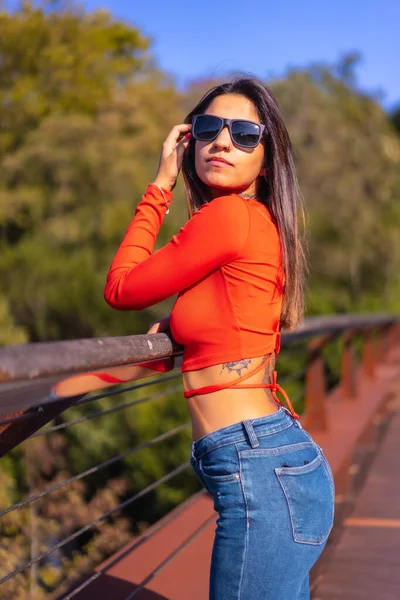 Lifestyle Posing Brunette Caucasian Girl Enjoying Sunny Autumn Afternoon Park — Stock Photo, Image