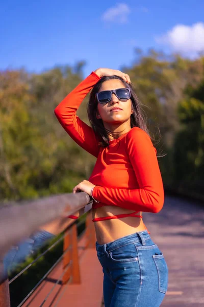 Lifestyle Posing Brunette Caucasian Girl Enjoying Sunny Autumn Afternoon Park — Stock Photo, Image