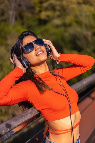 Lifestyle Μελαχρινή Καυκάσια Κοπέλα Απολαμβάνοντας Μουσική Ακουστικά Ένα Πάρκο Νεαρή — Φωτογραφία Αρχείου