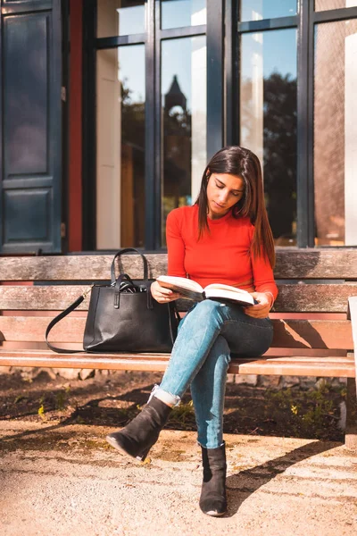 Stile Vita Giovane Bruna Caucasica Con Una Camicia Rossa Seduta — Foto Stock