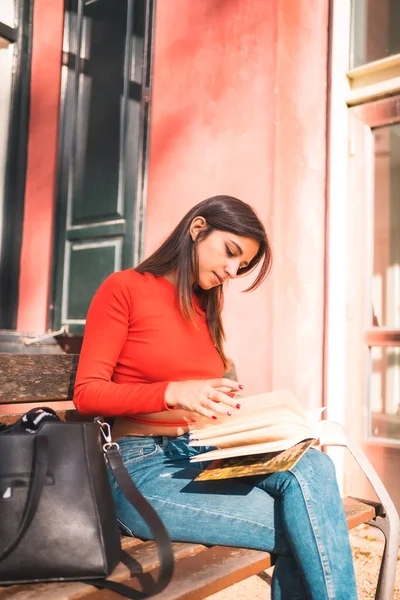 Stile Vita Giovane Bruna Caucasica Con Una Camicia Rossa Seduta — Foto Stock