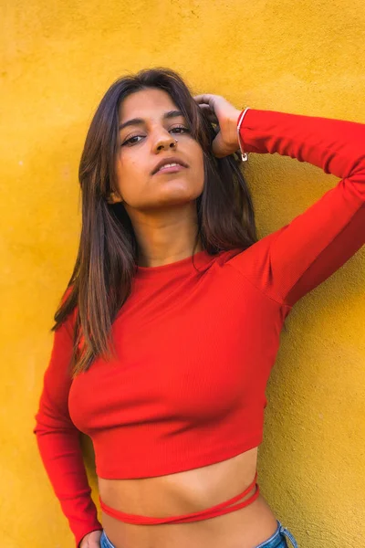 Estilo Vida Joven Mujer Caucásica Con Una Camisa Roja Manga — Foto de Stock