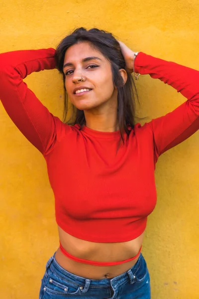 Stile Vita Giovane Donna Caucasica Sorridente Con Una Camicia Rossa — Foto Stock