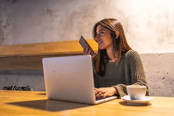 Eine Junge Kaukasische Brünette Unternehmerin Die Einem Café Arbeitet Kaffee — Stockfoto