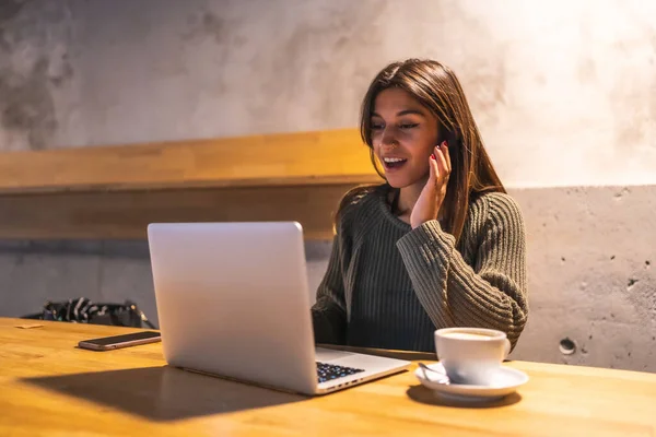 Eine Junge Kaukasische Brünette Unternehmerin Die Einem Café Arbeitet Kaffee — Stockfoto