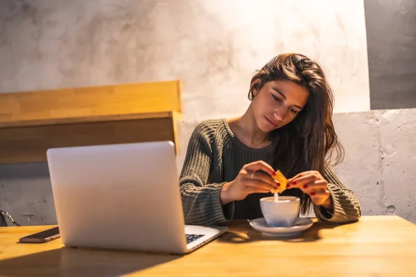 一个年轻的白人黑发企业家在咖啡店工作喝咖啡和用笔记本电脑工作 — 图库照片