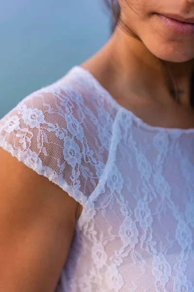 Estilo Vida Detalhe Textura Costura Belo Vestido Branco Noiva Morena — Fotografia de Stock