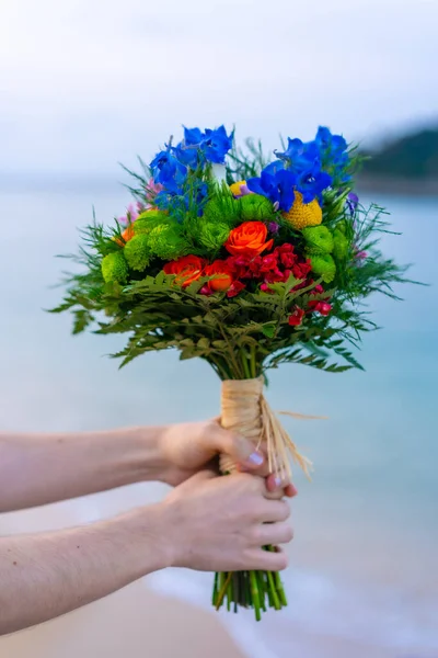 Bouquets Flores Uma Cerimônia Casamento Com Belas Cores Mar Horizonte — Fotografia de Stock