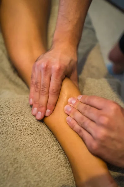 Uma Jovem Que Recebe Uma Massagem Nas Pernas Fisioterapeuta Fisio — Fotografia de Stock