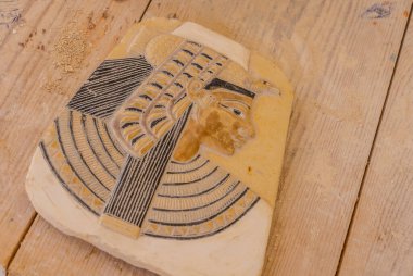 Luxor 'da beyaz kaymaktaşı içinde Mısır heykeli. Mısır