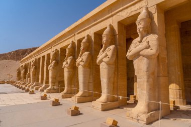 Luxor 'daki Hatshepsut Cenaze Tapınağı' na giren firavun heykelleri. Mısır