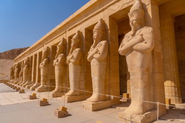 Luxor 'daki Hatshepsut Cenaze Tapınağı' na giren firavun heykelleri. Mısır
