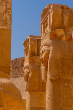 Luxor 'daki Hatshepsut Cenaze Tapınağı' nın sütunlarındaki tarihi heykeller. Mısır