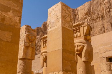 Luxor 'daki Hatshepsut Cenaze Tapınağı' nın sütunlarındaki tarihi heykeller. Mısır
