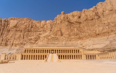 Mısır 'daki Coronavirua salgınından sonra Luxor' daki turizmden dönen insanlar olmadan Morg Tapınağı manzarası