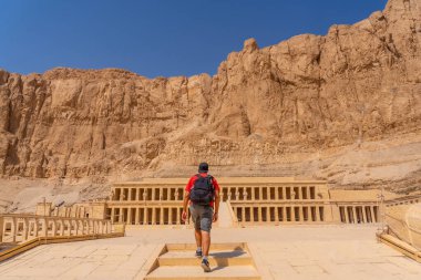 Genç bir kadın, Mısır 'daki koronavirua salgınından sonra Luxor' daki turizmden dönerken yanında kimse olmadan Mortuary Hatshepsut Tapınağı 'nı ziyaret ediyor.