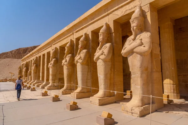 Une Jeune Femme Avec Des Sculptures Pharaon Entrant Dans Temple — Photo