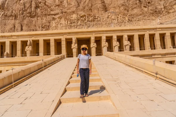 Молода Жінка Вхідних Сходах Похоронного Храму Хатшепсут Луксорі Єгипет — стокове фото