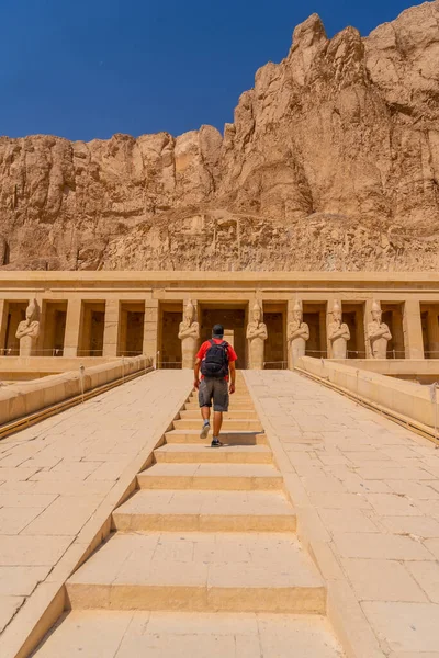 Jeune Homme Monte Les Escaliers Temple Funéraire Hatchepsout Louxor Égypte — Photo