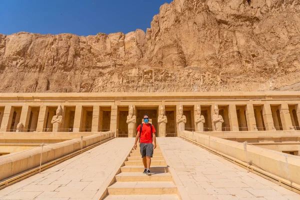 Nuori Mies Jolla Oli Kasvonaamio Joka Vieraili Hatshepsutin Ruumishuoneella Luxorissa — kuvapankkivalokuva