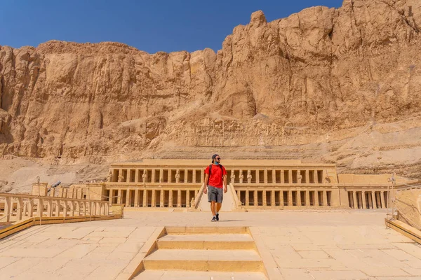 Une Jeune Femme Visitant Temple Mortuaire Hatchepsout Sans Personnes Son — Photo