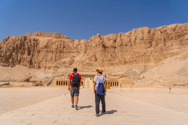 Para Świątyni Pogrzebowej Hatszepsut Luksorze Powrocie Turystyki Egiptu Pandemii Koronawiru — Zdjęcie stockowe