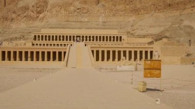 Luxor, Mısır 'daki Hatshepsut Cenaze Tapınağı' na varış videosu