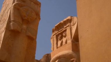 Mısır 'ın Luxor kentindeki Hatshepsut Cenaze Tapınağı sütunlarındaki Mısır heykelleri.