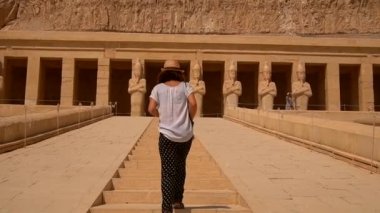 Genç bir kız, Mısır, Luxor 'daki Hatshepsut Cenaze Tapınağı' nın merdivenlerinden çıkıyor..