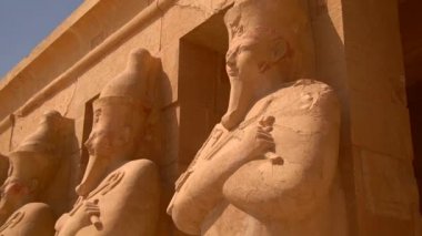 Mısır 'ın Luxor kentindeki Hatshepsut Cenaze Tapınağı' nın üçüncü katındaki girişteki Firavunların heykelleri..