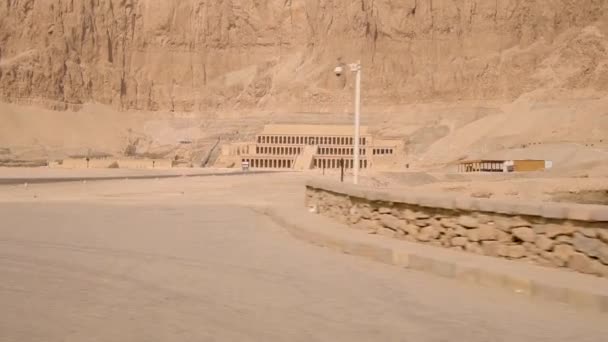 Een Jong Meisje Koets Mortuarium Tempel Van Hatshepsut Luxor Egypte — Stockvideo