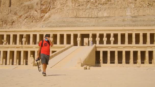 Een Jonge Man Met Een Gezichtsmasker Bezoekt Mortuarium Tempel Van — Stockvideo