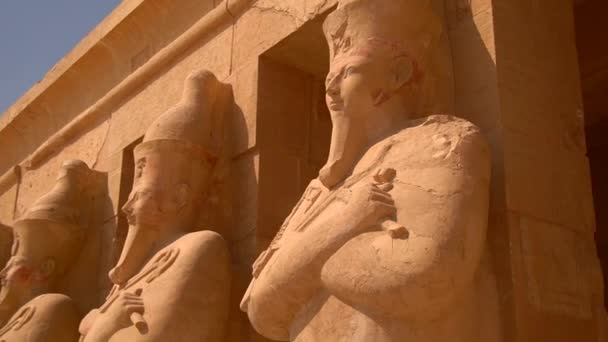 Skulpturer Faraoner Vid Ingången Våning Tre Hatshepsuts Begravningstempel Luxor Egypten — Stockvideo