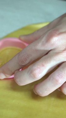 Kurabiye keskisi kullanarak hamurdan bayram kurabiyeleri yapan kadınların ellerini kapat.